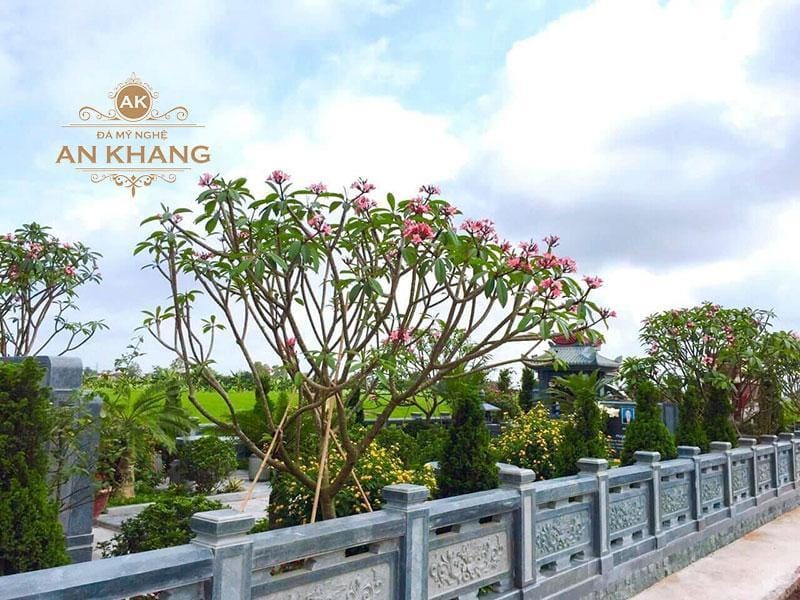 Khuôn viên lăng mộ đá trồng cây xanh giúp cân bằng âm dương, tạo sinh khí