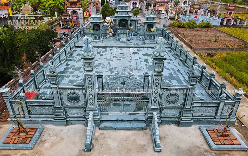 Lăng mộ đá xanh rêu đồng bộ về chất liệu đá tạo nên nét sang trọng và cổ kính cho không gian tâm linh