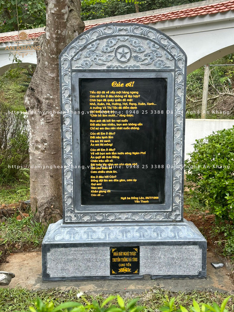 Bia đá Cúc ơi tưởng niệm các nữ chiến sĩ tại ngã ba Đồng Lộc