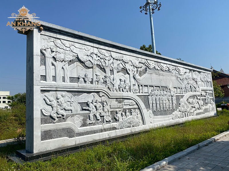 Bức phù điêu trong khuôn viên tượng đài Lê Quang Đạo
