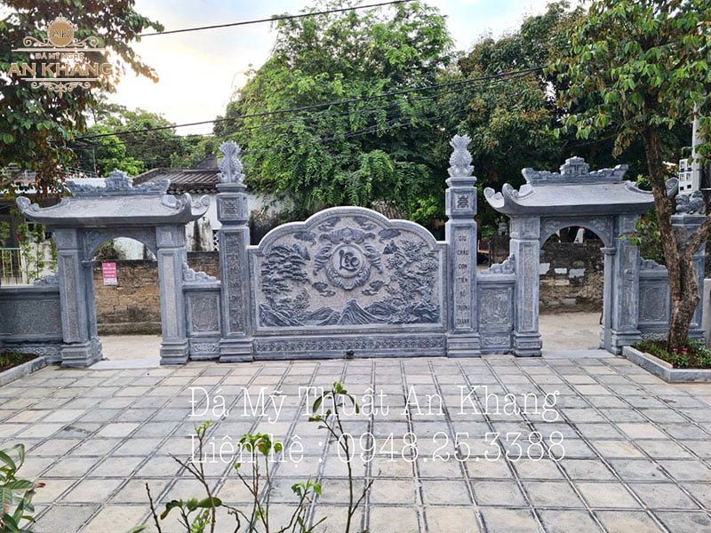Bức bình phong đá đẹp đặt giữa 2 cổng ra vào trong nhà thờ họ