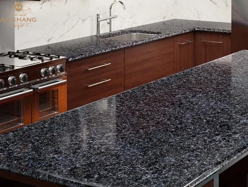 Đặc điểm nổi bật của đá hoa cương là bề mặt luôn sáng bóng, lấp lánh với những đóm đá tự nhiên