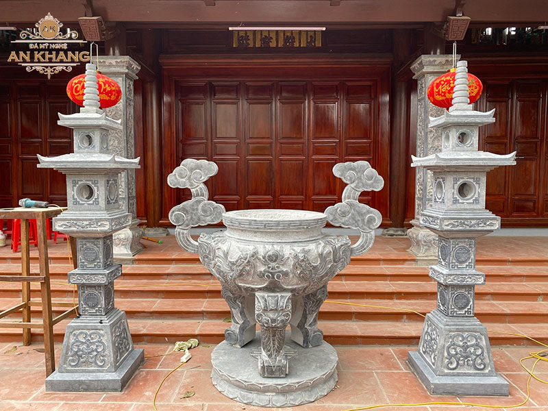 Cặp đèn đá và lư hương trong nhà thờ đá xanh Thanh Hóa