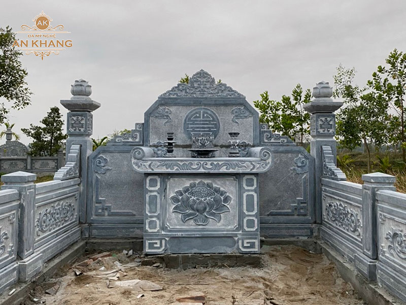 Bàn lễ đá chạm khắc hoa văn cánh sen