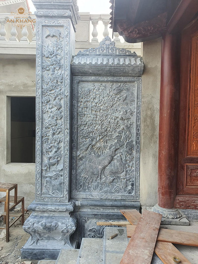 Cột đồng trụ cùng phù điêu miêu tả bức tranh Đông Hồ
