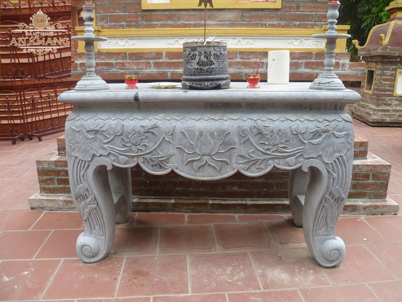 Mẫu bàn thờ đá nguyên khối xanh rêu đặt ở nhà thờ