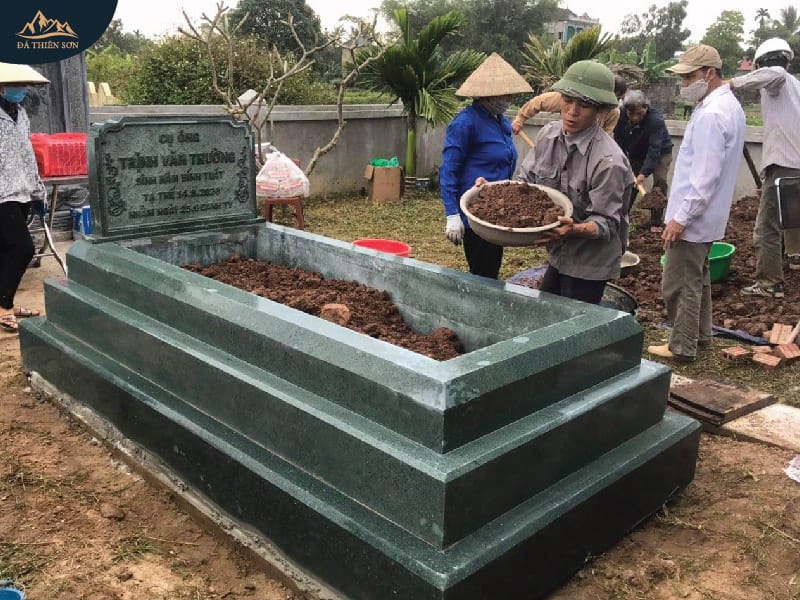 Mộ đá tam cấp xanh rêu đơn giản