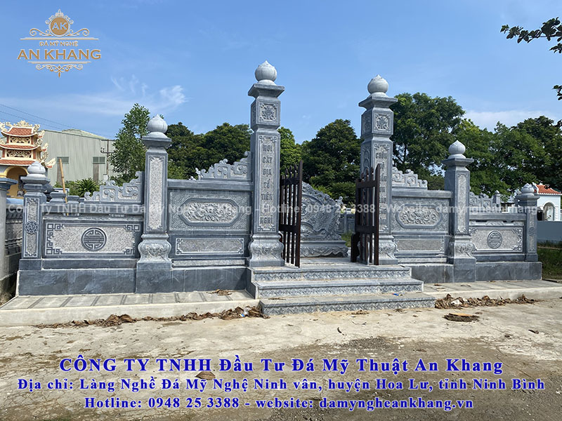 Phần cổng khu mộ gia chủ lắp thêm bộ cửa gỗ