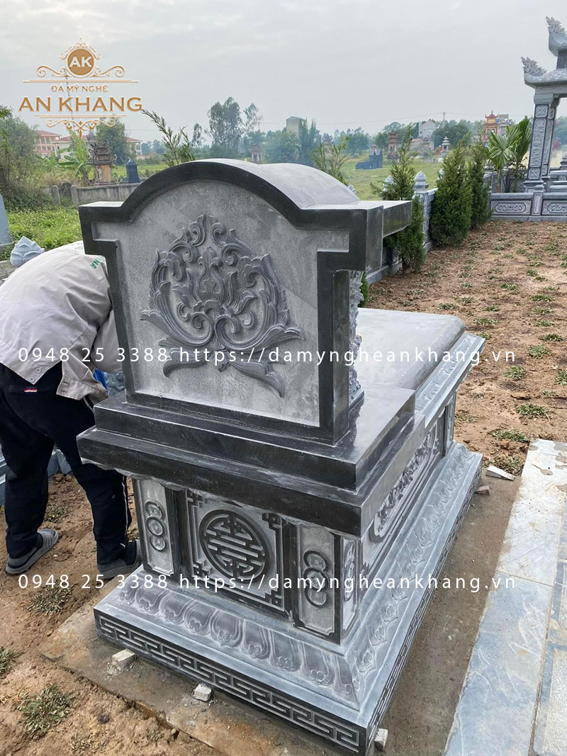 Hoa văn mặt sau mộ sắc nét