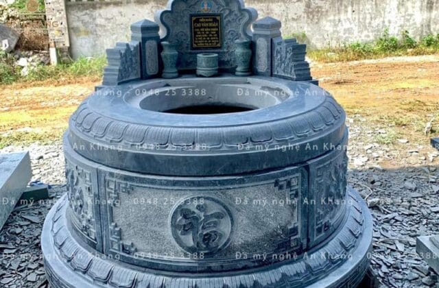 Mộ đá tròn tựa ngai chạm hoa văn chữ Phúc