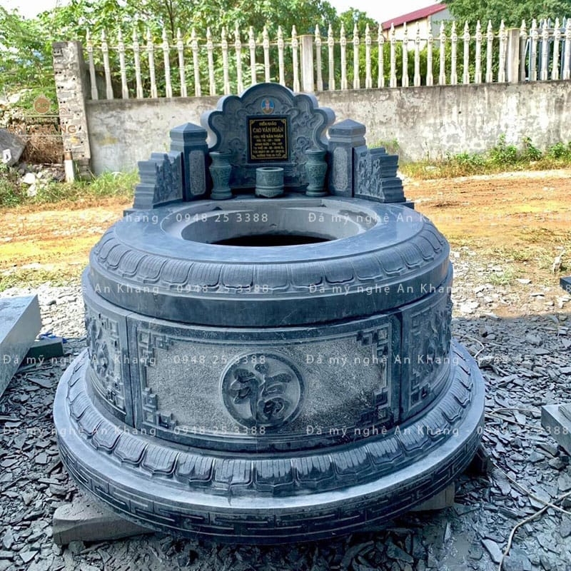 Mộ đá tròn tựa ngai chạm hoa văn chữ Phúc