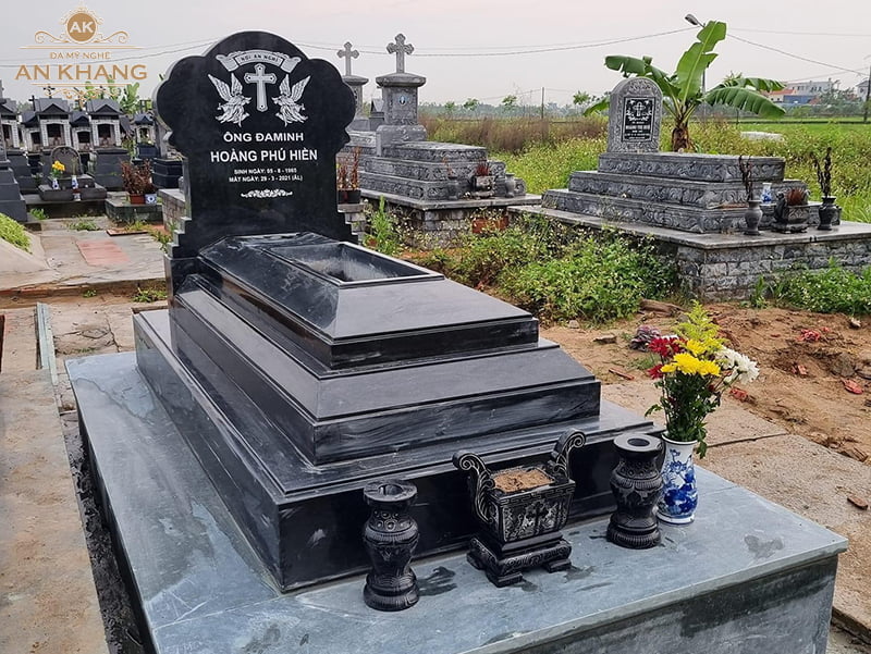 Mộ đá hoa cương trong nghĩa trang