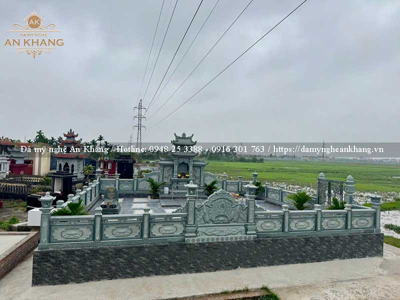 Khu lăng mộ đá kích thước 8x10m