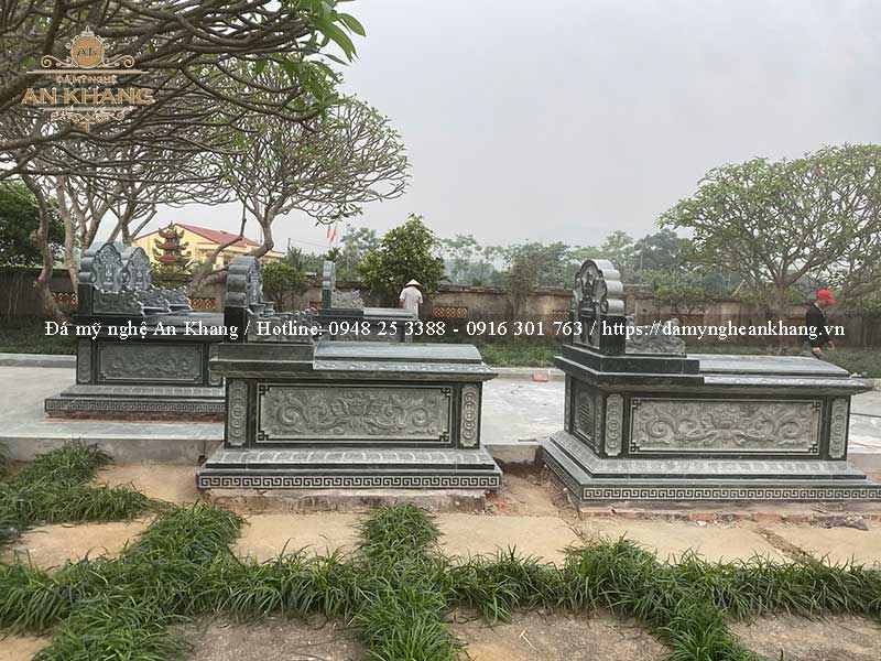 Khuôn viên lăng mộ họ Hồ với mộ bành đá xanh đen