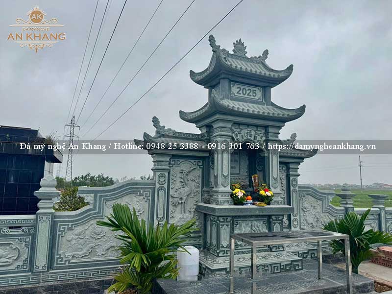 Lăng thờ cánh đá xanh rêu chạm khắc chim hạc