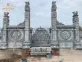Mẫu cổng đá tứ trụ chạm nghê, phượng, khắc câu đối hai bên trụ