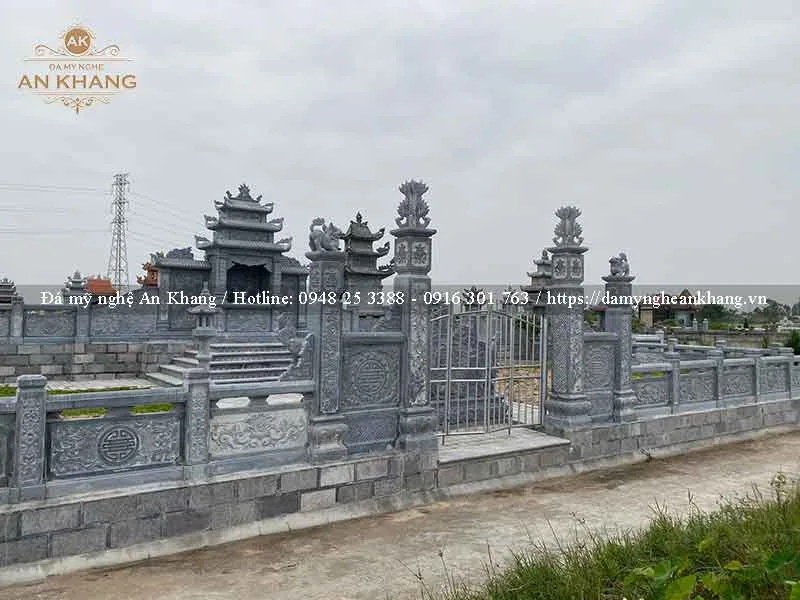 Toàn cảnh hệ thống lan can bao quanh mẫu lăng mộ đá tại Yên Bái