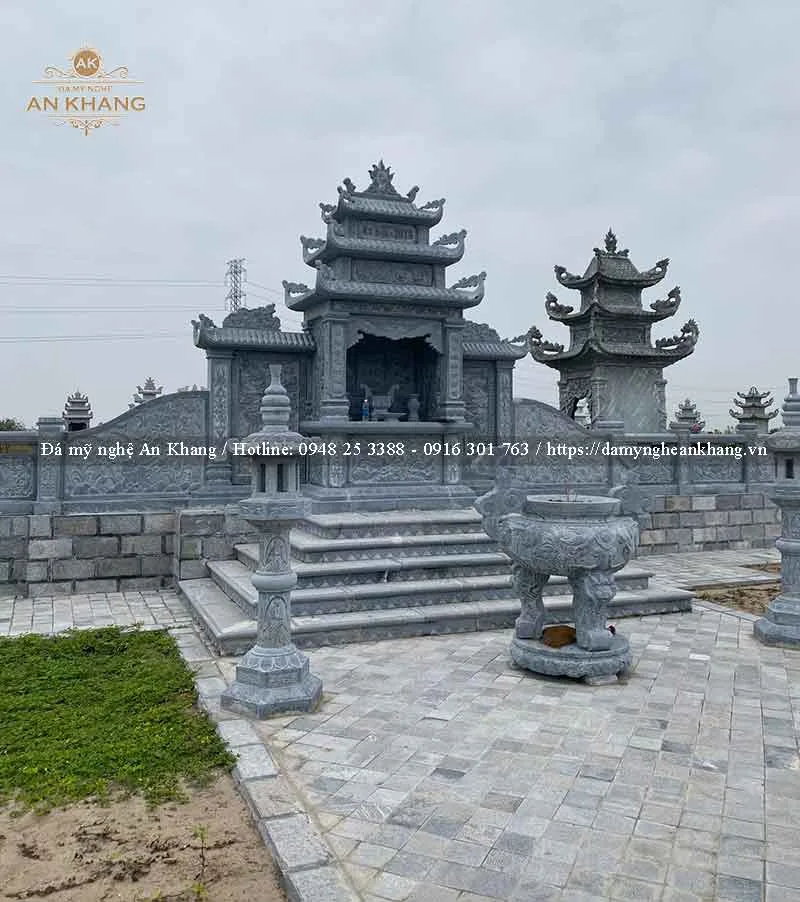 Lư hương và đèn đá lục giác tại khuôn viên mẫu lăng mộ đá tại Yên Bái
