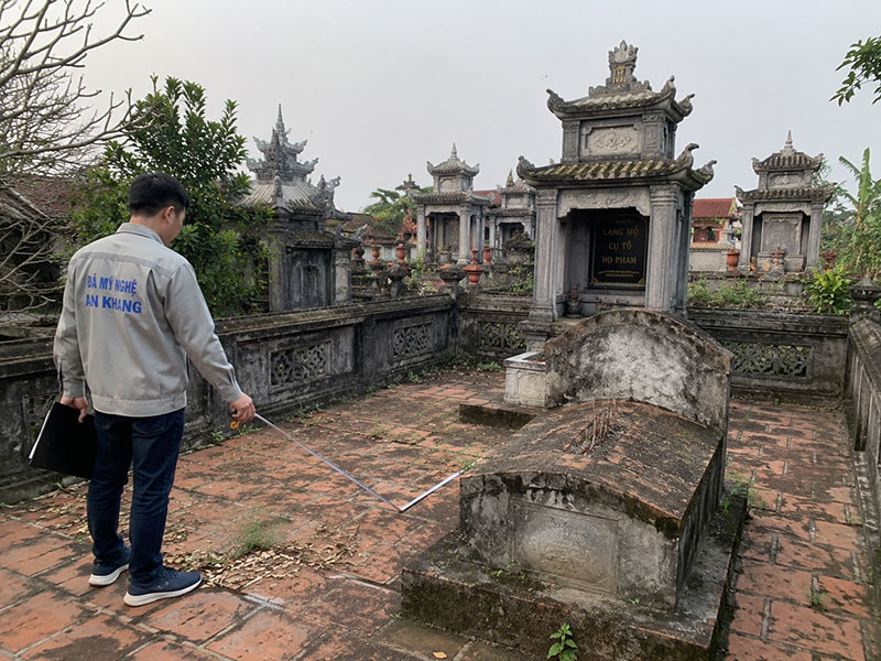 Khảo sát khu lăng mộ cũ